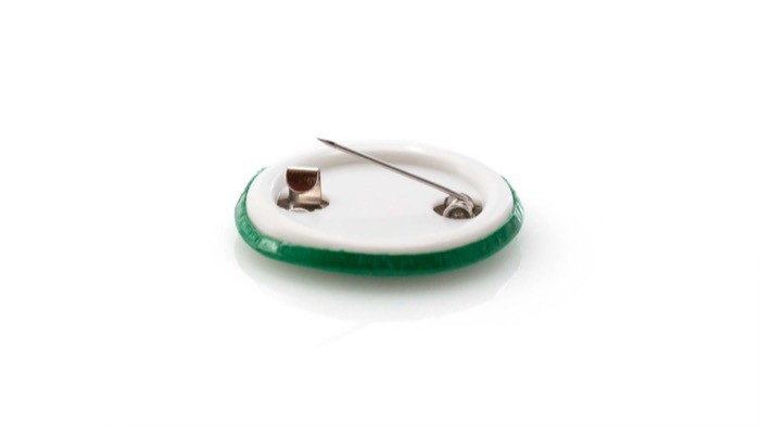 Pin circular de acabado brillante con cierre de imperdible color verde cuarta vista