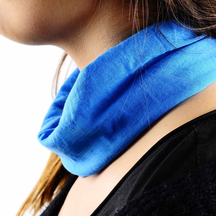 Braga de poliéster y elastano para proteger boca y nariz color turquesa vista de ambiente Braga de poliéster y elastano para proteger boca y nariz color turquesa vista de ambiente