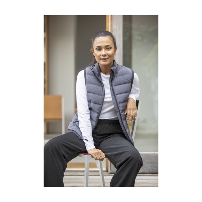 Chaleco de plumón para mujer de poliéster 164 g/m2 Elevate Life color gris oscuro imagen de estilo de vida Chaleco de plumón para mujer de poliéster 164 g/m2 Elevate Life color gris oscuro imagen de estilo de vida