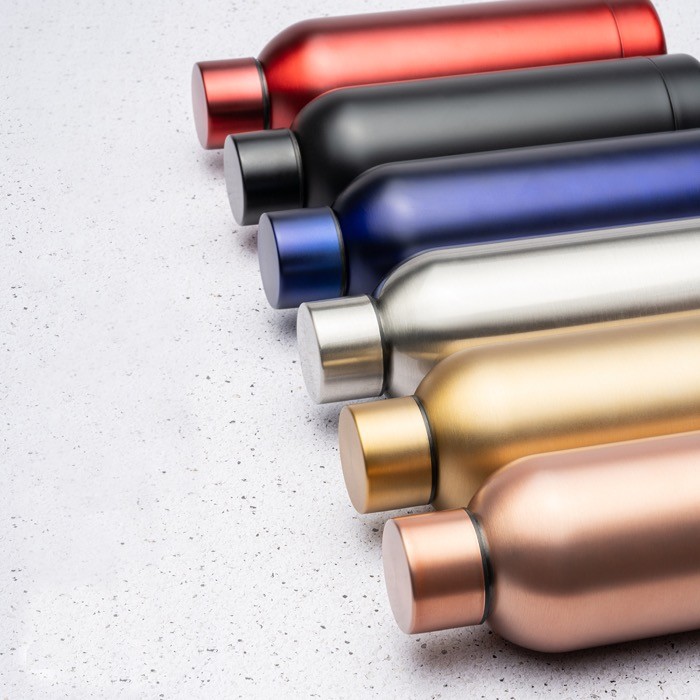 Botella térmica de acero inoxidable con acabado brillante 550ml color oro rosa vista detalle 2