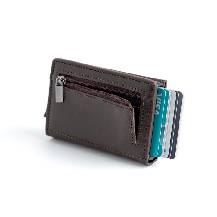 Monedero y tarjetero con protección RFID y acceso con un solo click color marrón vista de ambiente Monedero y tarjetero con protección RFID y acceso con un solo click color marrón vista de ambiente