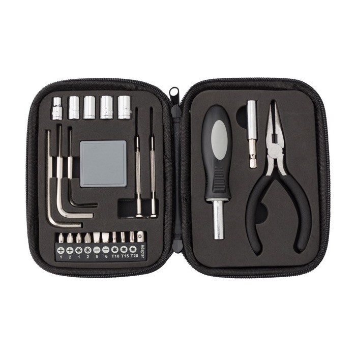 Set de herramientas en estuche de cuero sintético color negro cuarta vista Set de herramientas en estuche de cuero sintético color negro cuarta vista