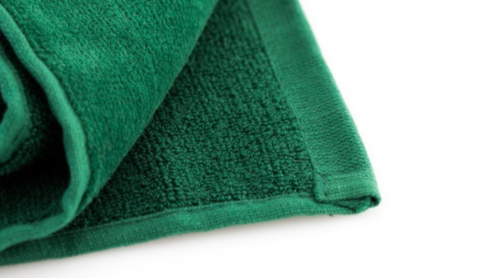 Toalla de algodón absorbente con mosquetón de transporte 40x50cm color verde oscuro quinta vista