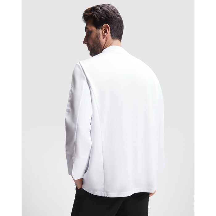 Chaqueta laboral para cocina de manga larga de poliéster 150 g/m2 Roly Dabiz color blanco cuarta vista de uso