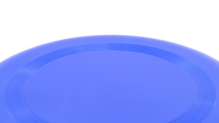 Clásico frisbee de plástico para aire libre en varios colores color azul tercera vista