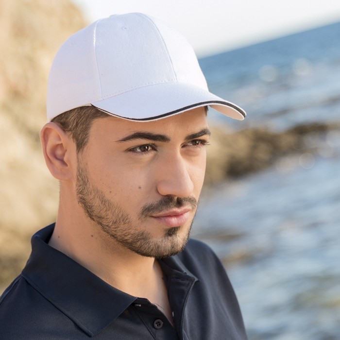 Gorra de algodón peinado de 6 paneles con detalle en la visera color azul quinta vista