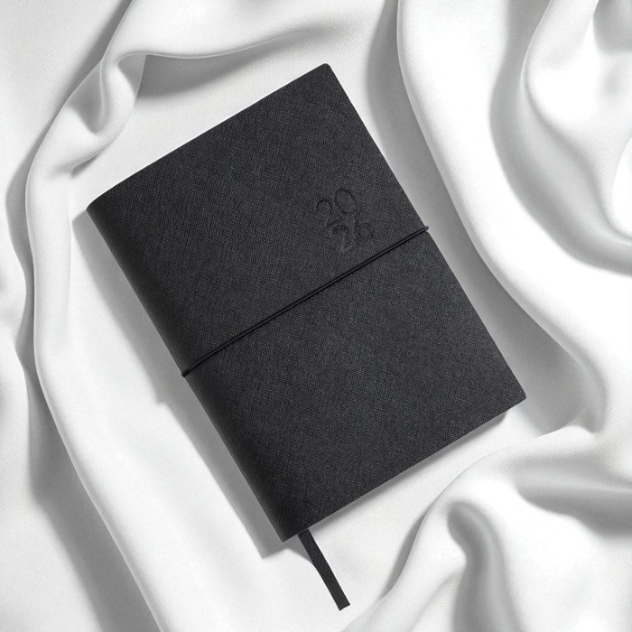 Agenda diaria en español y portugués con cierre elástico tubular A5 color negro vista 1 Agenda diaria en español y portugués con cierre elástico tubular A5 color negro vista 1