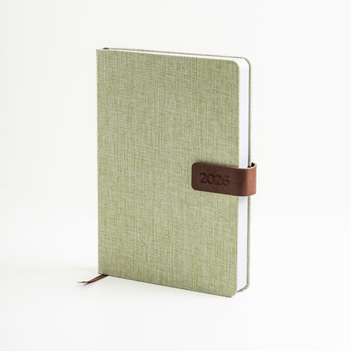 Agenda con vista diaria en español y portugués con cierre magnético A5 color verde claro vista de ambiente Agenda con vista diaria en español y portugués con cierre magnético A5 color verde claro vista de ambiente