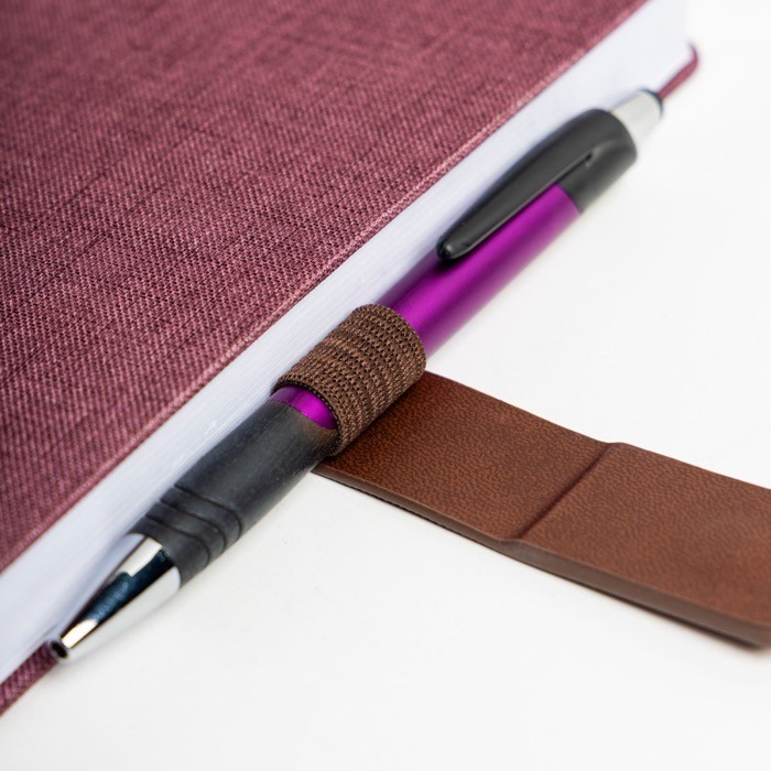 Agenda con vista diaria en español y portugués con cierre magnético A5 color burdeos Agenda con vista diaria en español y portugués con cierre magnético A5 color burdeos