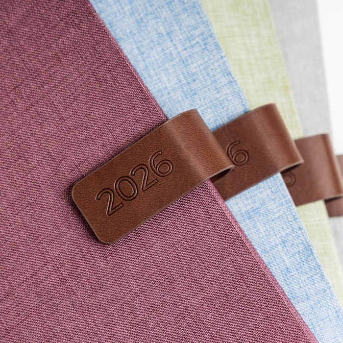 Agenda con vista diaria en español y portugués con cierre magnético A5 color burdeos vista 1 Agenda con vista diaria en español y portugués con cierre magnético A5 color burdeos vista 1