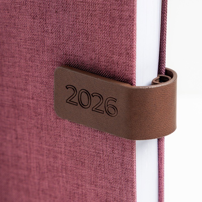 Agenda con vista diaria en español y portugués con cierre magnético A5 color burdeos vista 2 Agenda con vista diaria en español y portugués con cierre magnético A5 color burdeos vista 2