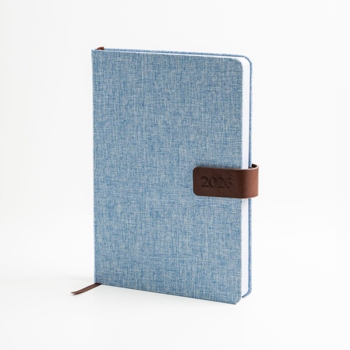 Agenda con vista diaria en español y portugués con cierre magnético A5 color azul claro vista de ambiente Agenda con vista diaria en español y portugués con cierre magnético A5 color azul claro vista de ambiente