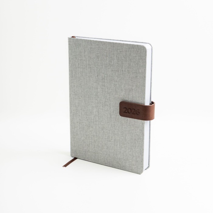 Agenda con vista diaria en español y portugués con cierre magnético A5 color gris claro vista de ambiente Agenda con vista diaria en español y portugués con cierre magnético A5 color gris claro vista de ambiente
