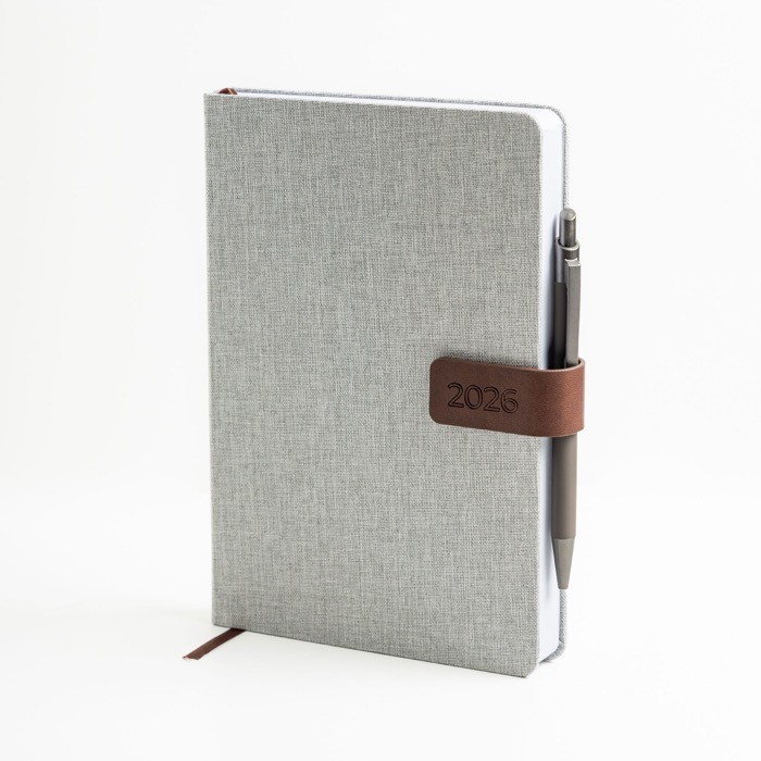 Agenda con vista diaria en español y portugués con cierre magnético A5 color gris claro vista 1 Agenda con vista diaria en español y portugués con cierre magnético A5 color gris claro vista 1