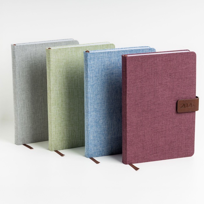 Agenda con vista diaria en español y portugués con cierre magnético A5 vista de ambiente Agenda con vista diaria en español y portugués con cierre magnético A5 vista de ambiente