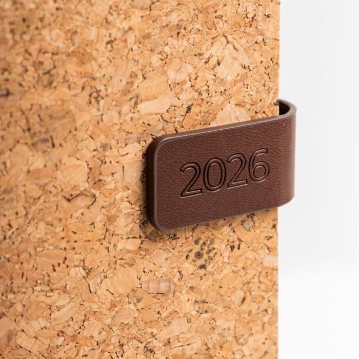 Agenda con vista diaria en español y portugués con tapa de corcho A5 color marrón claro vista 2 Agenda con vista diaria en español y portugués con tapa de corcho A5 color marrón claro vista 2