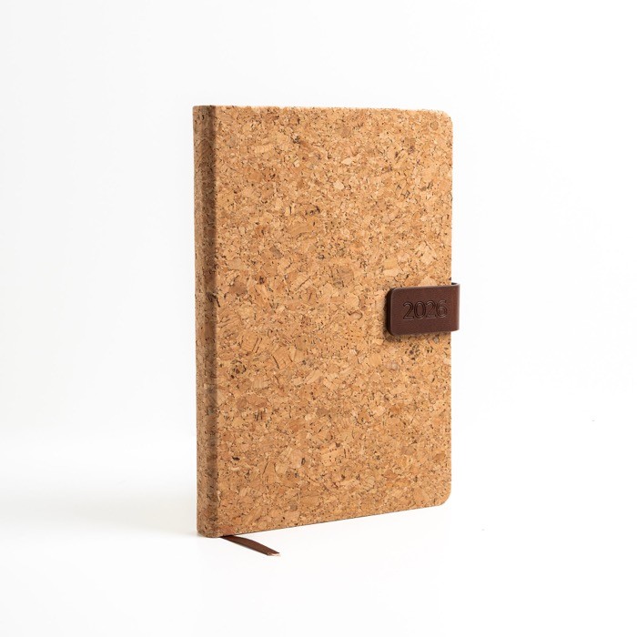 Agenda con vista diaria en español y portugués con tapa de corcho A5 vista de ambiente Agenda con vista diaria en español y portugués con tapa de corcho A5 vista de ambiente