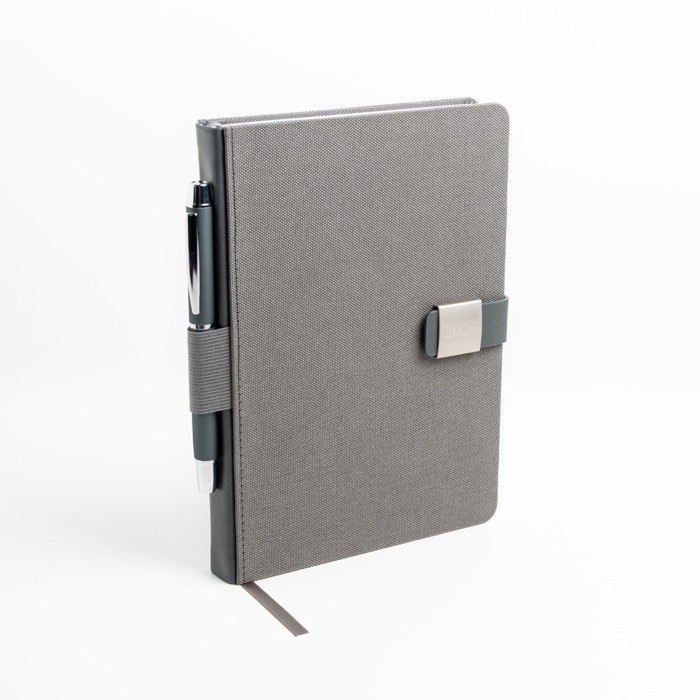 Agenda con vista diaria en español y portugués con cierre magnético A5 vista de ambiente Agenda con vista diaria en español y portugués con cierre magnético A5 vista de ambiente