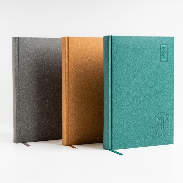 Agenda diaria en español y portugués con cubierta de papel artesanal A5 vista con logo impreso Agenda diaria en español y portugués con cubierta de papel artesanal A5 vista con logo impreso