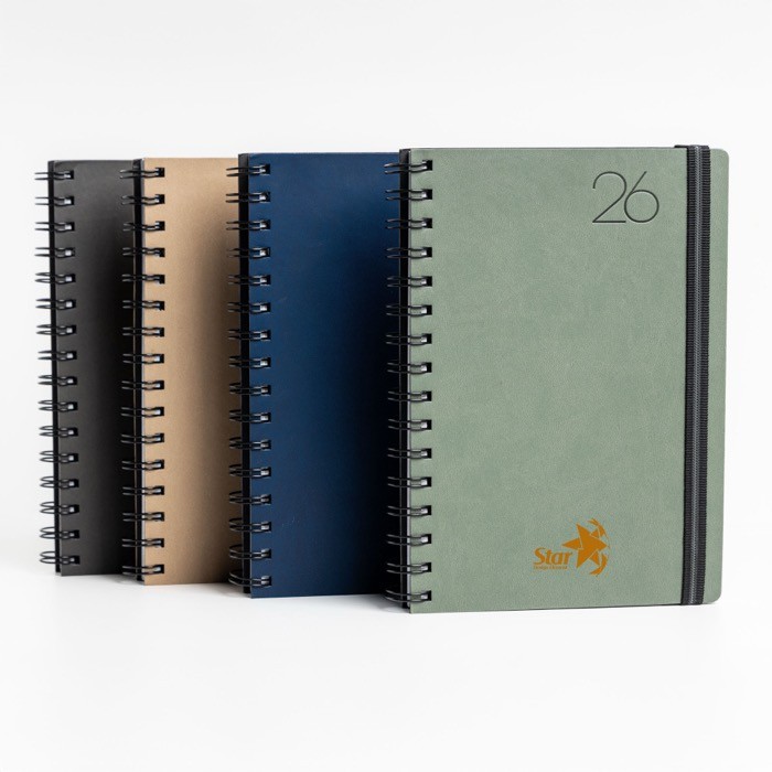 Agenda diaria en español y portugués con funda de piel PU y doble anilla A5 vista con logo impreso Agenda diaria en español y portugués con funda de piel PU y doble anilla A5 vista con logo impreso