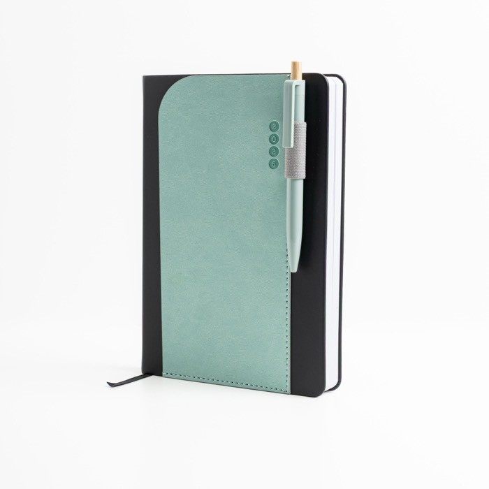 Agenda diaria en español y portugués con soporte para bolígrafo A5 vista de ambiente Agenda diaria en español y portugués con soporte para bolígrafo A5 vista de ambiente