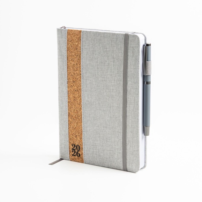 Agenda diaria en español y portugués con funda de lino y corcho A5 vista de ambiente Agenda diaria en español y portugués con funda de lino y corcho A5 vista de ambiente