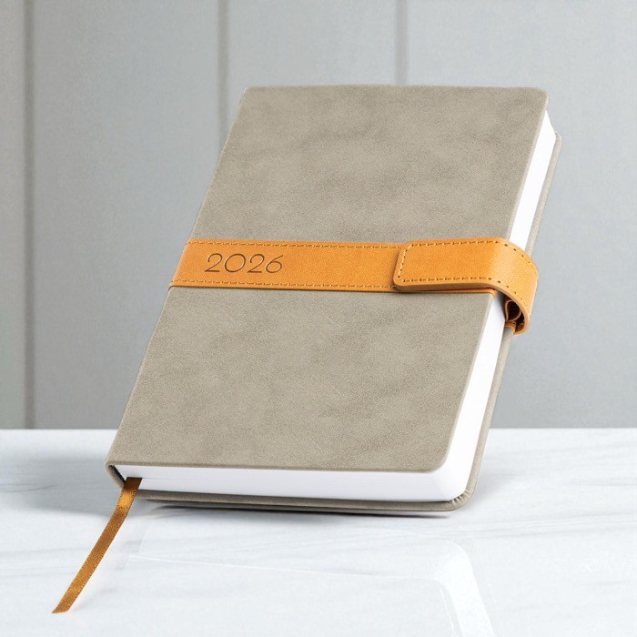 Agenda de vista diaria en español y portugués con tapa nubuck A5 color gris oscuro vista de ambiente Agenda de vista diaria en español y portugués con tapa nubuck A5 color gris oscuro vista de ambiente