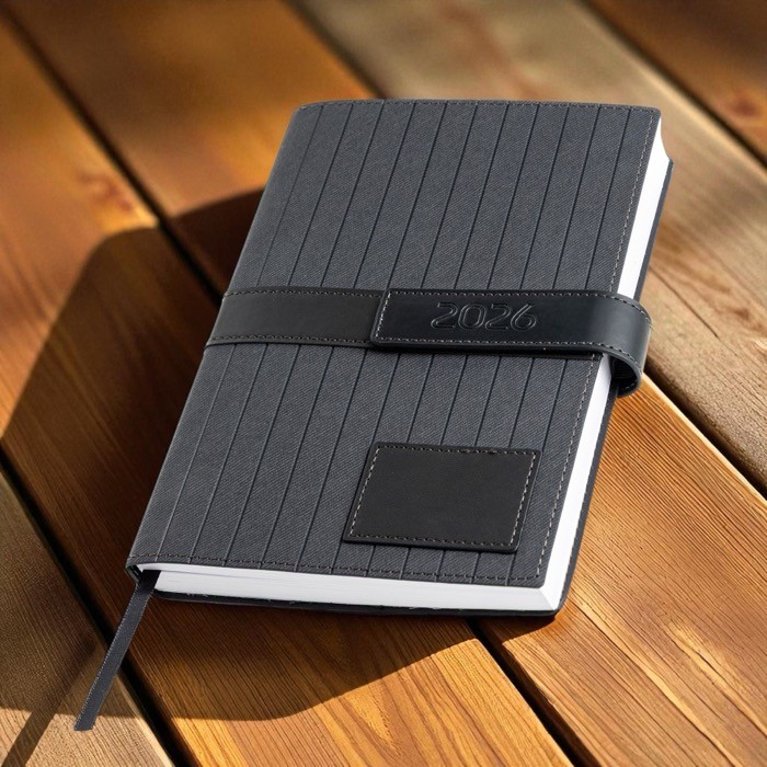 Agenda con vista diaria en español y portugués con cinta a juego A5 color negro vista de ambiente Agenda con vista diaria en español y portugués con cinta a juego A5 color negro vista de ambiente