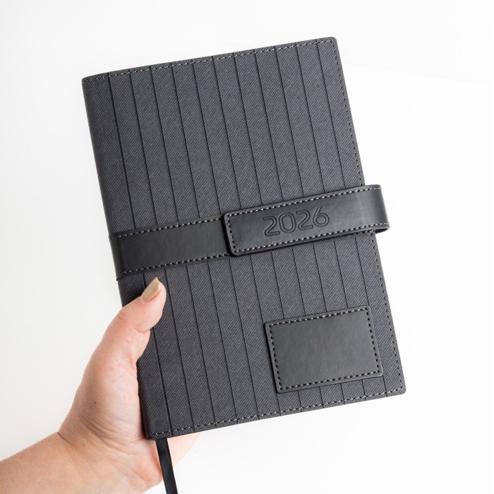 Agenda con vista diaria en español y portugués con cinta a juego A5 vista de ambiente Agenda con vista diaria en español y portugués con cinta a juego A5 vista de ambiente