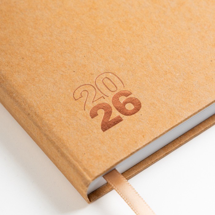 Agenda diaria en español y portugués con tapa de kraft y corcho A5 color marrón claro Agenda diaria en español y portugués con tapa de kraft y corcho A5 color marrón claro