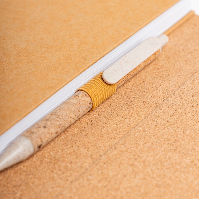 Agenda diaria en español y portugués con tapa de kraft y corcho A5 color marrón claro vista 2 Agenda diaria en español y portugués con tapa de kraft y corcho A5 color marrón claro vista 2