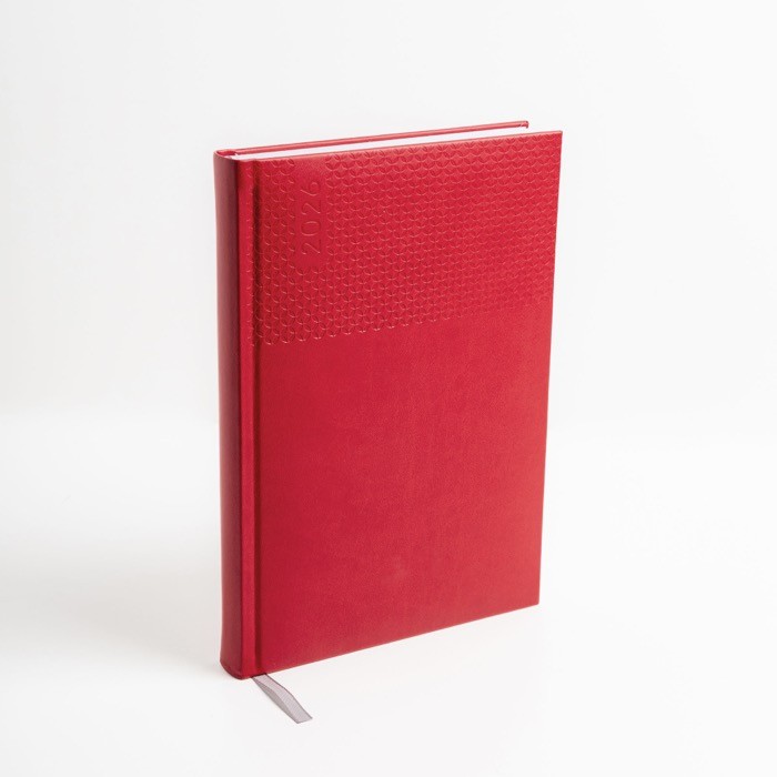 Agenda diaria con cinta plateada en español y portugués y cubierta de PU A5 color rojo vista de ambiente Agenda diaria con cinta plateada en español y portugués y cubierta de PU A5 color rojo vista de ambiente