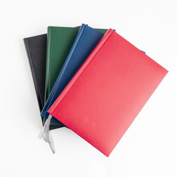 Agenda diaria con cinta plateada en español y portugués y cubierta de PU A5 vista 1 Agenda diaria con cinta plateada en español y portugués y cubierta de PU A5 vista 1