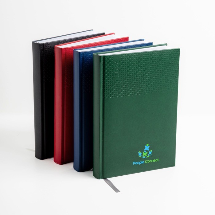 Agenda diaria con cinta plateada en español y portugués y cubierta de PU A5 vista con logo impreso Agenda diaria con cinta plateada en español y portugués y cubierta de PU A5 vista con logo impreso