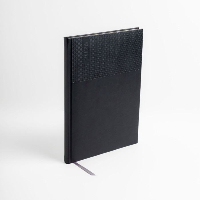 Agenda con vista semanal en español y portugués y páginas de papel marfil A5+ color negro vista de ambiente Agenda con vista semanal en español y portugués y páginas de papel marfil A5+ color negro vista de ambiente