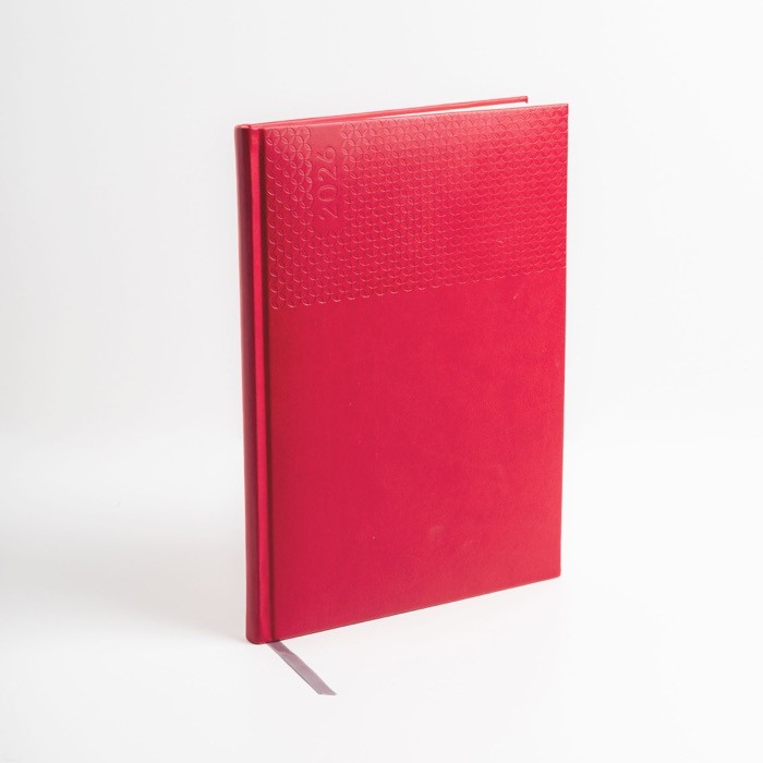 Agenda con vista semanal en español y portugués y páginas de papel marfil A5+ color rojo vista de ambiente Agenda con vista semanal en español y portugués y páginas de papel marfil A5+ color rojo vista de ambiente