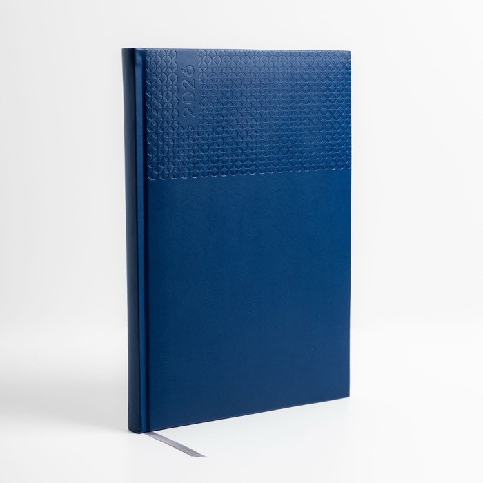 Agenda con vista semanal en español y portugués y páginas de papel marfil A5+ color azul marino vista de ambiente Agenda con vista semanal en español y portugués y páginas de papel marfil A5+ color azul marino vista de ambiente