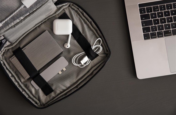 Organizador de accesorios con mosquetón color negro vista de ambiente