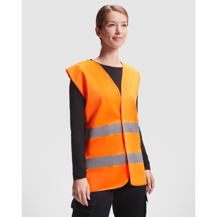 Chaleco alta visibilidad con cintas reflectantes y cierre de velcro Roly Sirio color naranja fluorescente primera vista de uso Chaleco alta visibilidad con cintas reflectantes y cierre de velcro Roly Sirio color naranja fluorescente primera vista de uso