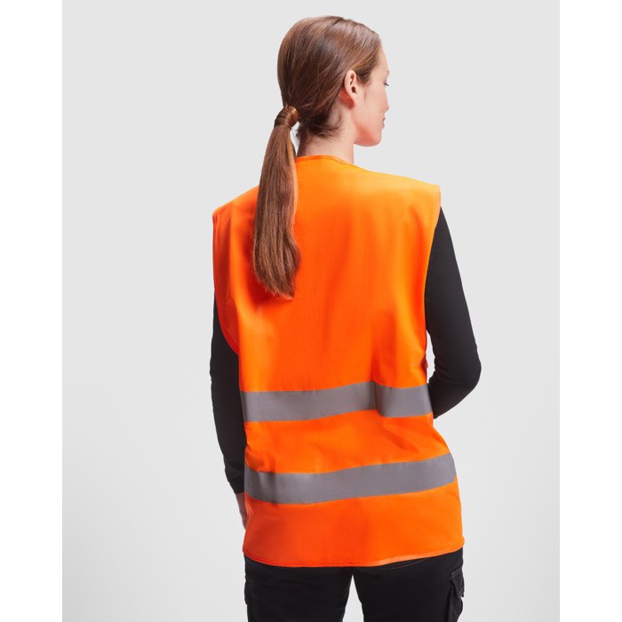 Chaleco alta visibilidad con cintas reflectantes y cierre de velcro Roly Sirio color naranja fluorescente cuarta vista de uso Chaleco alta visibilidad con cintas reflectantes y cierre de velcro Roly Sirio color naranja fluorescente cuarta vista de uso