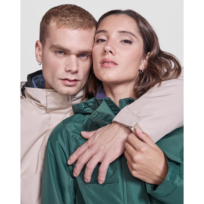 Parka de poliéster reciclado impermeable 400 g/m2 Roly Direct America color arena tercera vista de uso