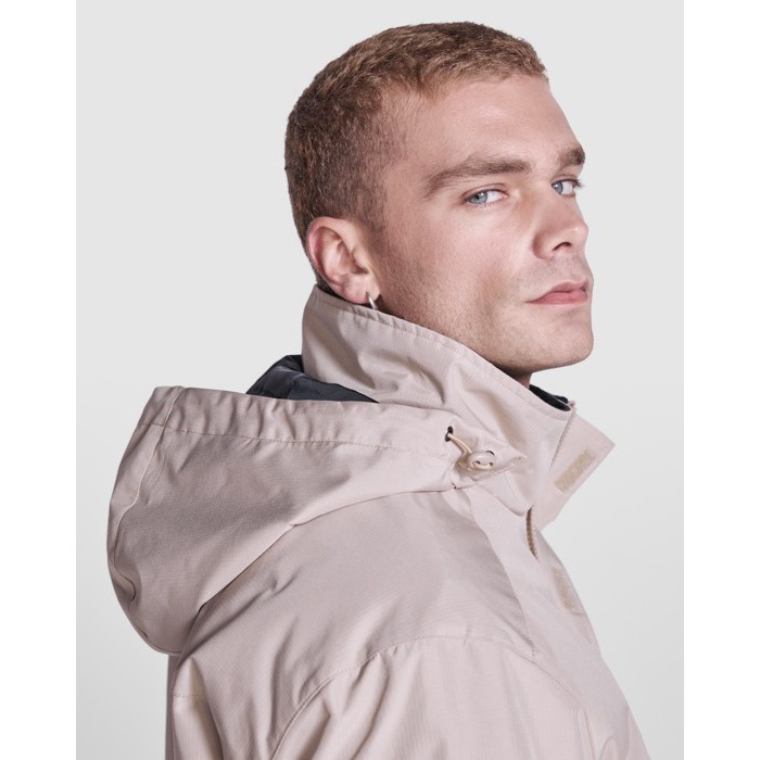 Parka de poliéster reciclado impermeable 400 g/m2 Roly Direct America color arena cuarta vista de uso