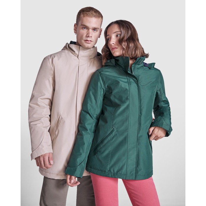 Parka de poliéster reciclado impermeable 400 g/m2 Roly Direct America color arena quinta vista de uso