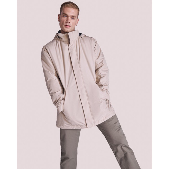 Parka de poliéster reciclado impermeable 400 g/m2 Roly Direct America color arena sexta vista de uso