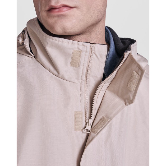 Parka de poliéster reciclado impermeable 400 g/m2 Roly Direct America color arena vista detalle 1