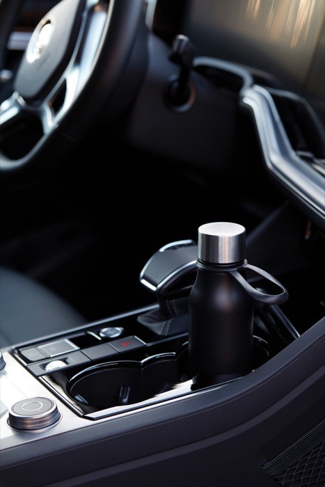 Botella termo de acero inoxidable con tapa antigoteo y asa 450ml color negro vista de ambiente