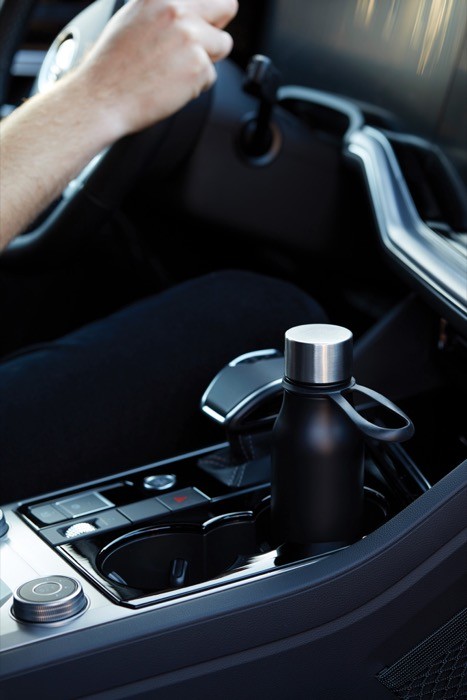 Botella termo de acero inoxidable con tapa antigoteo y asa 450ml color negro vista de ambiente 2