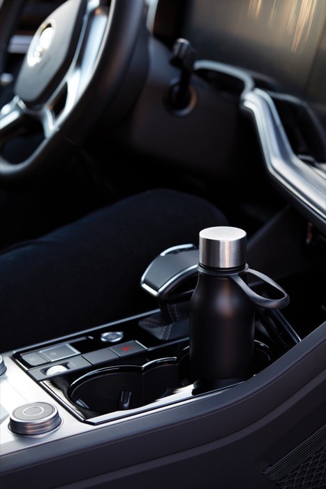 Botella termo de acero inoxidable con tapa antigoteo y asa 450ml color negro vista de ambiente 3