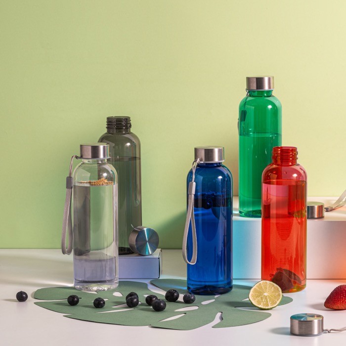 Botella de RPET con acabado translúcido y tapa de acero 600ml vista bodegón Botella de RPET con acabado translúcido y tapa de acero 600ml vista bodegón