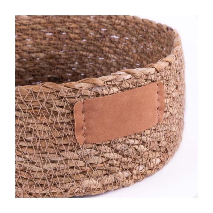 Cesta redonda de almacenamiento hecha de algas entretejidas color marrón primera vista Cesta redonda de almacenamiento hecha de algas entretejidas color marrón primera vista
